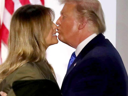 En esta imagen de agosto de 2020, Donald Trump besa a su esposa, con quien dormía en habitaciones separadas, luego de su discurso durante la segunda noche de la Republican National Convention Foto EFE/EPA/MICHAEL REYNOLDS<br/>