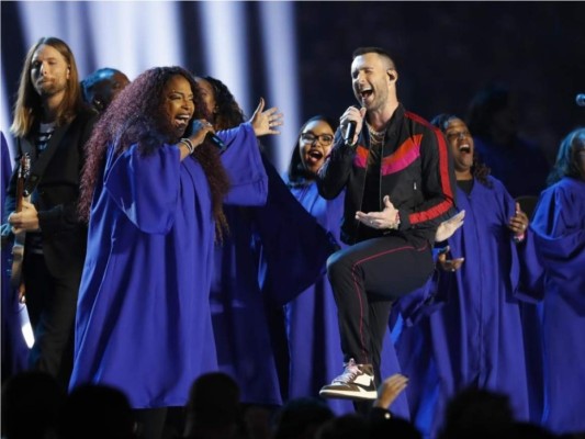 Un coro de gospel también hizo parte del show de Maroon 5 e hizo de la interpretación algo más significativo.