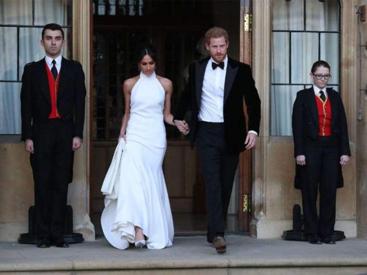 A pesar que se sabía que Meghan Markle iba a ponerse un segundo vestido, era completamente secreto la marca que lo firmaría. Por eso sorprendió cuando salió del Castillo de Windsor acompañada de su ya marido el príncipe Harry. Meghan Markle había escogido a la diseñadora Stella McCartney como autora de su segundo vestido de novia.