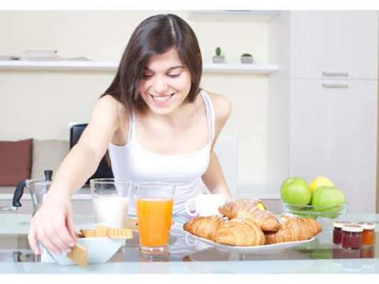Desayuna. Come muy bien antes de tu examen o cuando vayas a estudiar, esto te dará la energía y concentración que necesitarás a lo largo del día. Recuerda, tu cerebro necesita combustible, igual que tu coche.