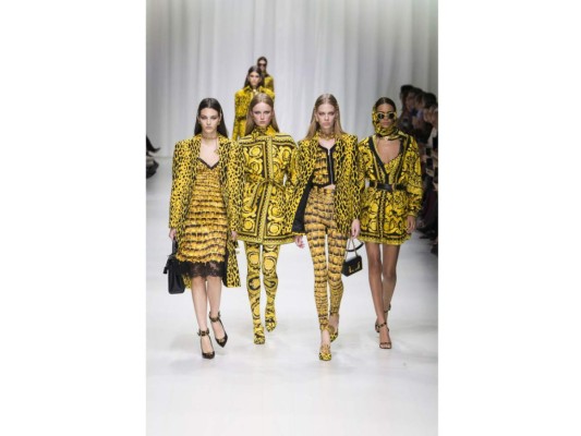 En un tributo a la etapa gloriosa de las musas de los años 90 Donatella Versace sorprendió en Milan Fashion Week. Una colección que evoca un pasado y presente en la industria de la moda, bordados y estampados en oro que traen de vuelta a la época de las diosas fashionistas, temáticas privamerales en flores y art pop. un verdadero tributo a la memoria de Gianni Versace.