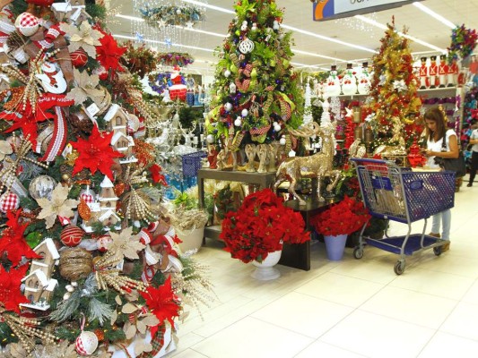 Arboles de navidad con muchos detalles, fueron el centro de atención del cóctel.