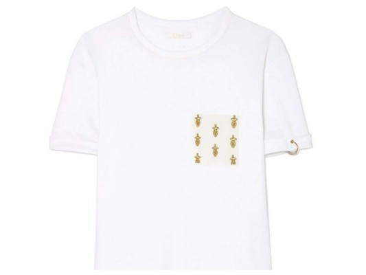 Chloé nos prensenta un detalle minimalista en la bolsa de sus camisetas, una silueta de una mujer.