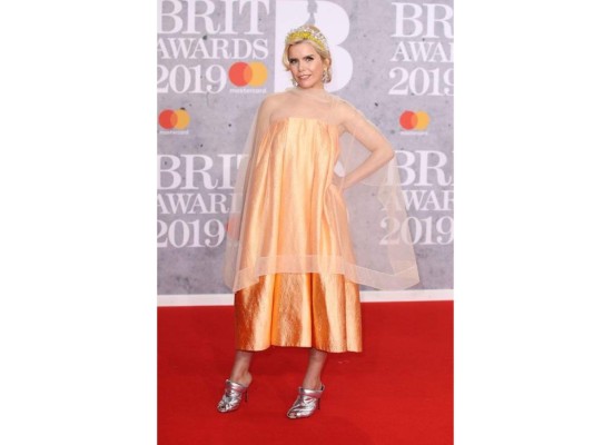 Paloma Faith apareció con un diseño de la colección SS19 de Simone Rocha, de falda amplia con forma de campana que caía justo debajo de la rodilla para mostrar sus botas de tacón plateadas que definitivamente no favoreció en nada a la cantante de 33 años.