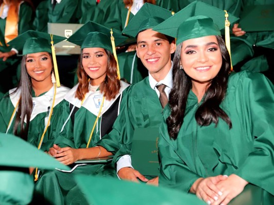 Entrega de títulos de los Seniors 2019 de la Delcampo International School