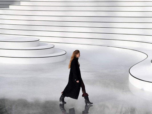 Gigi Hadid desfila en la pasarela de Chanel, que una vez más apostó por su emblemático tweed