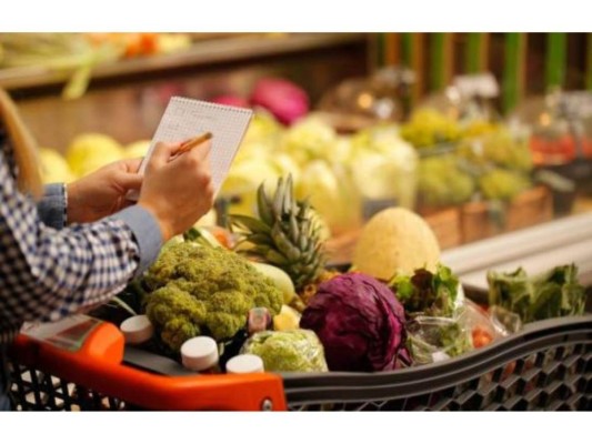 Trata de economizar: Para no gastar tanto dinero en tu dieta, puedes optar por comprar ingredientes como granos, leguminosas y nueces. De igual forma puedes comprar frutas y verduras de la temporada.