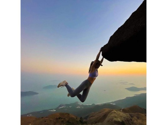 En muchas de sus publicaciones se le puede ver a esta joven posando al borde de altos acantilados con vistas impresionantes para luego compartirla en su feed.