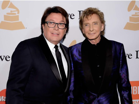2-La leyenda musical Barry Manilow salió del closet y se declaró gay a los 73 años<br/>El cantante y compositor reveló detalles de su vida personal nunca antes compartidos y explicó por qué evitó hablar sobre su sexualidad hasta hoy