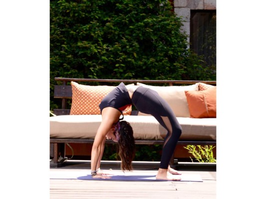 Urdhva Dhanurasana o Postura de la Rueda<br/>Sus beneficios son buenisimos ya que ayuda a estirar el pecho y pulmones, Sirve para contrarrestar la depresion. Fortalece brazos, muñecas, abdomen, piernas, gluteos y columna.