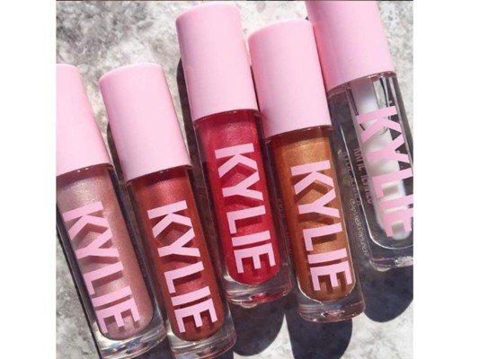 Los nuevos brillos son un favorito de las fans de Kylie Cosmetics. La formula siempre ha sido uno de los atributos más importantes de esta marca