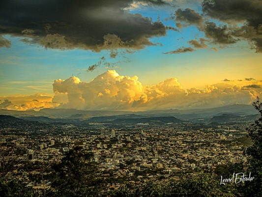 La tarde cae sobre la capital de Honduras, los tonos dorados la vuelven más cálida, suave, despojándose poco a poco del ritmo frenético del día