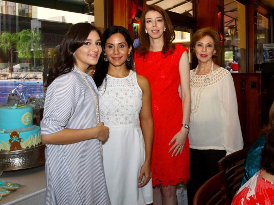 Raquel y Georgina Selim con Sharon Ordoñez y Rebeca Selim.