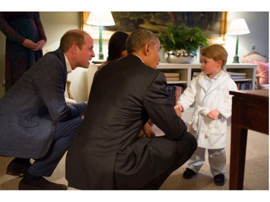 Conociendo al príncipe George en Kensington Palace en 2016