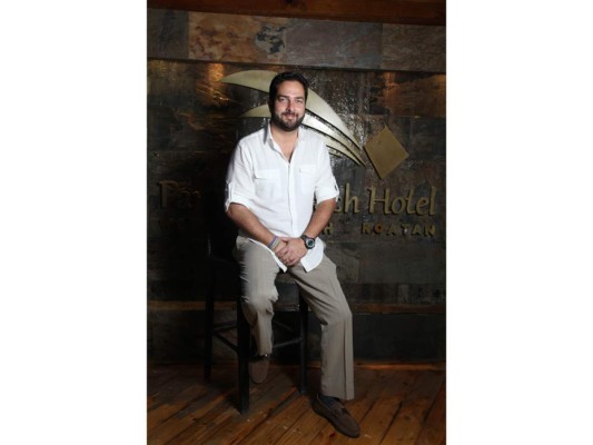 Emilio Maldonado, de nacionalidad guatemalteca pero hondureño de convicción es el gerente del Paradise Beach Hotel en Roatán y uno de los talentosos hoteleros de la región. Su hotel en 2018, será parte de la apertura del primer Swing en Roatán. Emilio es amante de los deportes extremos y está dispuesto para trabajar en el potencial que la isla tiene para desarollar ese y otros temas