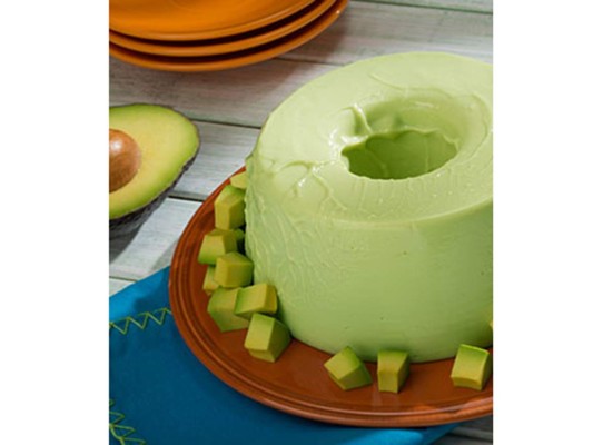 Flan de aguacate<br/><br/> Calentar 100 ml de zumo de piña y uva, cuando haga ebullición poner la gelatina y remover hasta que se disuelva.<br/><br/>Colocar en una batidora un yogurt desnatado y la pulpa de medio aguacate y gotas de edulcorante, batir e incorporar la gelatina<br/><br/> Humedecer una flanera por dentro o poner caramelo, verter la preparación y dejar reposar en la nevera hasta que esté cuajado y listo para comer