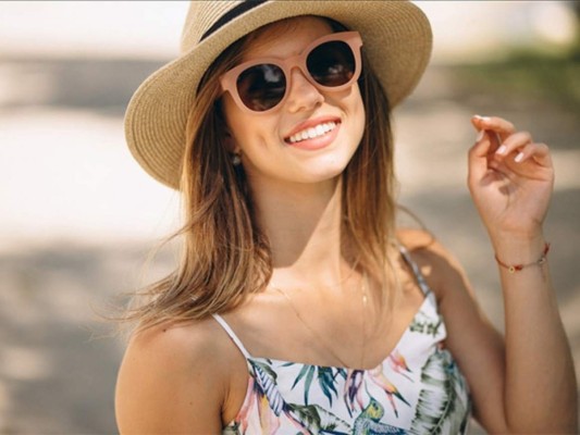 Debes cuidar tus ojos también, trata de utilizar gafas de sol tanto en los días despejados como también aquellos que están nublados.