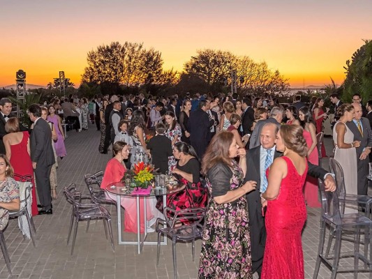 Eduardo Interiano y Lucía Chicas celebran boda a la orilla del mar   