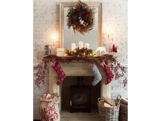 Busca el lugar central de la decoración<br/>Normalmente suele ser en la sala o el comedor de tu hogar donde dedicas mayor esfuerzo para la decoración. Lo más clásico es el árbol de Navidad, pero si tienes suficiente espacio en tu sala puedes optar por hacer tu propia chimenea y agregarle adornos como calcetines colgando, flores de pascua alrededor. También, puedes decorar el espejo que tengas en tu sala y decorarlo con una corona navideña, de esta manera le darás un toque más vintage.<br/>