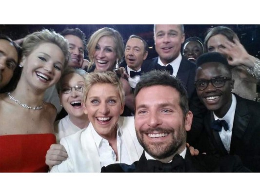 Sí, sí existe la mejor selfie de los Premios Óscar. Una de las fotografías más icónicas y compartidas en Twitter ha sido una de la ceremonia de la Academia, en donde aparece Angelina Jolie, Brad Pitt, Bradley Cooper, Julia Roberts, Kevin Spacey, Meryl Streep, Lupita Nyong'o, Jennifer Lawrence, Channing Tatum, Jared Leto y Ellen DeGeneres. ¿La recuerdas?