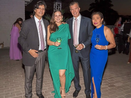 Eduardo Interiano y Lucía Chicas celebran boda a la orilla del mar   