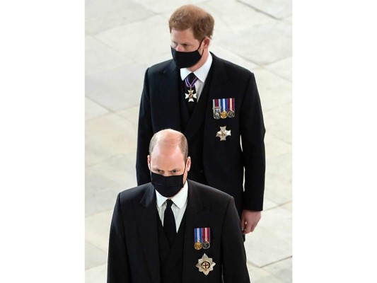 Después de un año sin verse, desde que el duque de Sussex abandonara Inglaterra con su esposa Meghan, William y Harry se reencontraron en el funeral de su abuelo (Photo by Danny Lawson / POOL / AFP)
