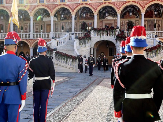 La celebración en las afuera del Palacio de Mónaco (Photo by Valery HACHE / various sources / AFP)