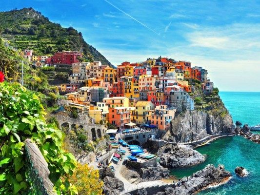 Cinque Terre, son cinco coloridos pueblos asentados en una zona de acantilados, en el norte de Italia, que reciben unos dos millones de visitantes al año y desafortunadamente con el paso de los años y el exceso de visitantes los caminos que los conectan se fueron dañando ocasionando que dos turistas sufrieran heridas por deslizamientos de tierra.