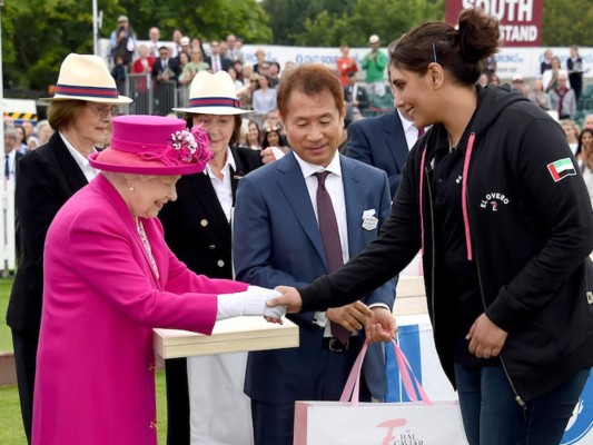 ¡Golpean a la Reina Isabel en la cara!