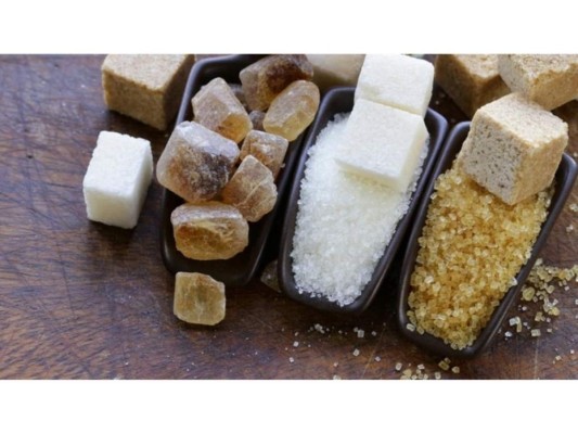 Azúcar<br/>Si la dejas de consumirla en la cena notarás una piel más clara y vibrante cada mañana. Esta afecta los vasos sanguíneos y acelera el proceso de envejecimiento.<br/>