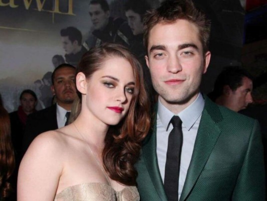 Kristen Stewart y Robert Pattinson mantuvieron una relación durante el rodaje de Twilight, sin embargo Kristen fue captada besándose con Rupert Sanders, director de Snow White and the Huntsman. Meses después, la misma Kristen declaró que nunca se sintió enamorada de Robert, y que todo fue un stunt mediático para el famoso film de Crepúsculo.