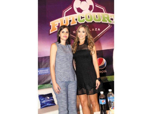 Pamela Cruz, gerente de mercadeo de Mall Multiplaza junto a la presentadora deportiva Carolina Guillén, embajadora de la nueva campaña (foto: Héctor Hernández)