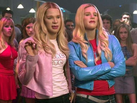 ¿Dónde están las rubias?<br/>White Chicks es un clásico de clásico. Sus disfraces son ridículos y la historia no tiene sentido, pero es mágico ese momento en el que Terry Crews canta A Thousand Miles en el auto.<br/>