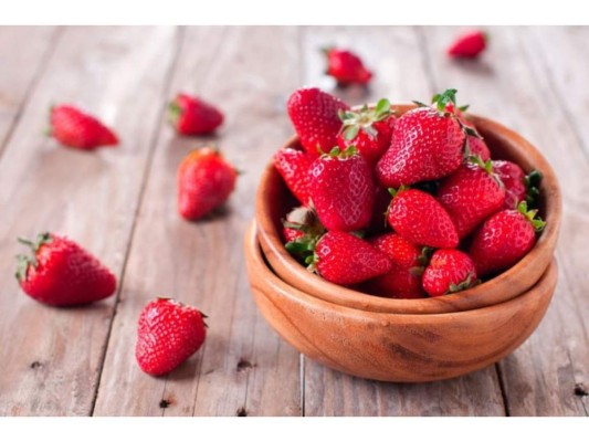 La Vitamina C ayudar a la formación del colágeno. Está presente en las fresas, la papaya, el kiwi, los pimientos, el brócoli, la col rizada, etc.