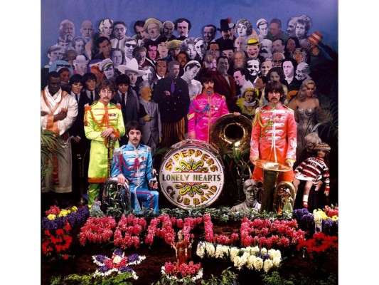 La portada de Sgt. Pepper's Lonely Hearts Club Band (1967), es un collage de caras y personajes, John propuso que se incluyeran a Jesús y Adolf Hitler en ella, Pero obviamente, el resto de los integrantes del grupo se negaron rotundamente a su petición<br/>