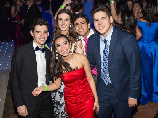 La generación 2018 de la EIS celebra su Prom   