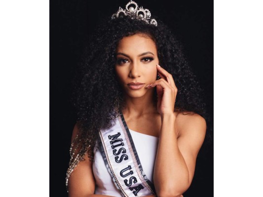 La noticia de que Cheslie Kryst se habría quitado la vida al lanzarse del edificio donde residía en Manhattan sorprendió y conmocionó a todos, después de todo la reina de belleza era una mujer de muchas buenas vibras. Su legado quedará grabado en la memoria de todos los que la conocieron y fueron parte de su vida.