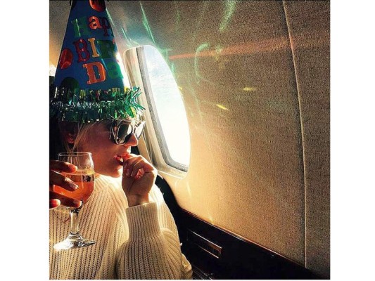 Kaley Cuoco abordó un avión para iniciar las celebraciones con motivo de su cumpleaños