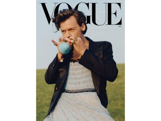 Harry Styles tuvo el honor de convertirse en el primer hombre en aparecer solo en la portada de la revista Vogue. Además, escogió usar vestidos, lo cual encendió las redes con miles de comentarios de apoyo.