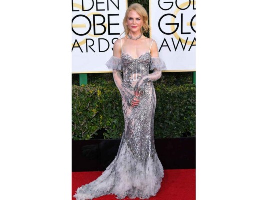 Nicole Kidman llevando un diseño metálico 'Off the shoulders' de Alexander McQueen