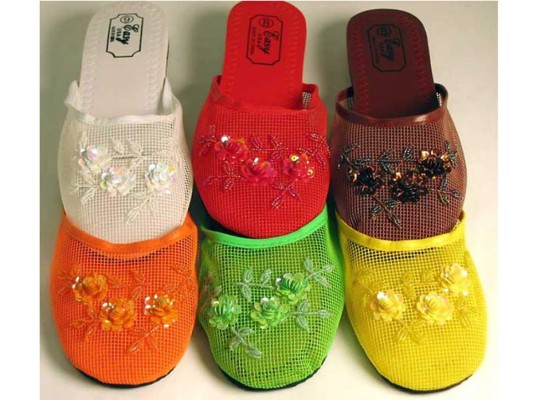 Las extrañas sandalias chinas, no entendemos aún de que manera combinaban con nuestros outfits, y que sabemos está comprobado, todas las chicas noventeras tuvimos un par