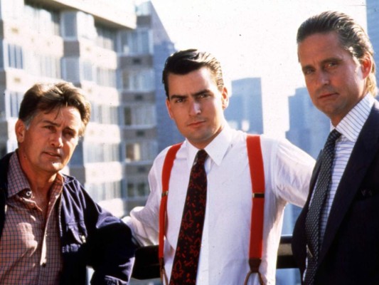 Wall Street (1987) Oliver Stone nos deja ver qué hay detrás de las exitosas carreras de los corredores de bolsa. Bud Fox (Charlie Sheen) es un joven y ambicioso corredor de bolsa que consiguió terminar sus estudios universitarios gracias a su esfuerzo y al de su padre (Martin Sheen), mécanico y jefe de sindicato. Su mayor deseo es trabajar con un hombre al que admira, Gordon Gekko (Michael Douglas), un individuo sin escrúpulos que se ha hecho a sí mismo y que en poco tiempo ha conseguido amasar una gran fortuna. Las lecciones implícitas que aportan los personajes, positivas o negativas, son muy útiles para cualquier emprendedor.<br/>