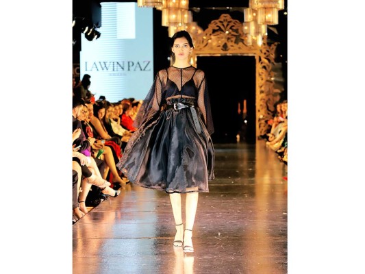 Lawin Paz Hechiza la pasarela de Estilo Moda 2019