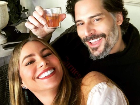 'Entre más vieja, más resaca, ¡por eso solamente bebo vino!' declaró Sofía en una entrevista a People. No es nada extraño verla en las redes sociales con una copa de vino blanco o champán.