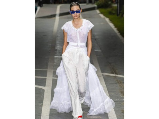 Off – White, Prêt-à-Porter primavera/ verano 2019. Los conjuntos conformados por camisa, falda y sandalias, todo de color blanco, atraparon la atención visual de los asistentes.