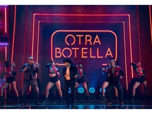 Gente de Zona y Gerardo Ortiz cantaron 'Otra Botella'. La actuación de este trío fue una de las más esperadas de la noche y no decepcionó. Al interpretar su colaboración por primera hicieron que todos se pusieran de pie con su pista rítmica con infusión de mariachi.