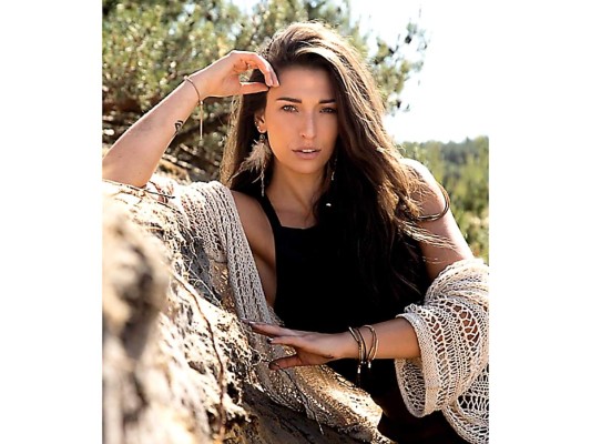 Dhenia Covens, Miss Belgium. Es maquilladora y gerente de la tienda de Hollister en su ciudad natal. Como amante de los animales, adoptó un tigre del Fondo Mundial para la Naturaleza, pero en casa su Bulldog Inglés, Luiz, es su mejor amigo. Dhenia es una persona muy activa a la que le encanta bailar. Practica ballet y jazz desde los 5 años y está entrenada en claqué, burlesque y mezcla latina solista.<br/>