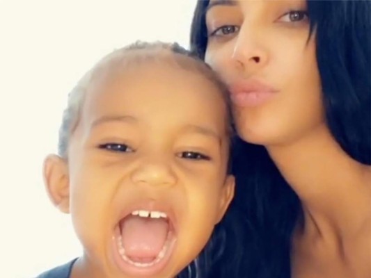 Kim Kardashian publicó una tierna fotografía de sus hijos Psalm y Saint West