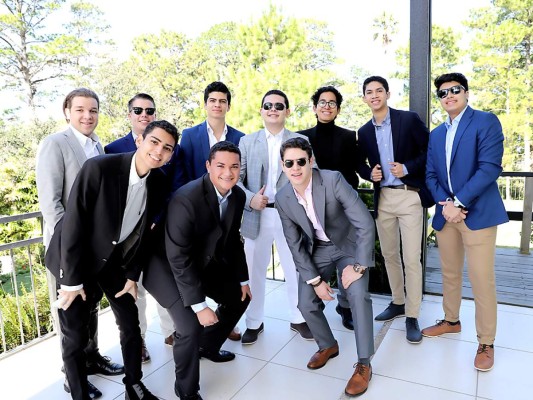 Arriba: Fernando Bocanegra, Fernando Montañola, Carlos Ávila, Pablo Reyes, Jorge López, Juan Agüero y Lorenzo Aplicano. Abajo: Luis Montalvan, Juan Cruz y Roberto López.