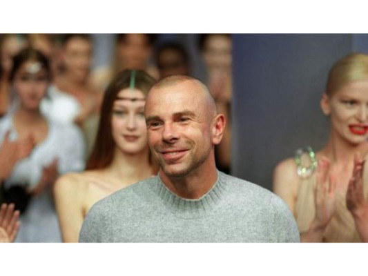 Thierry se hizo famoso en París por ser un joven apuesto que sobresalía por sus vestuarios hechos por él mismo. En 1976 exhibió en Tokio sus más recientes piezas creativas en un evento organizado por una firma de cosméticos llamada Shiseido y en 1978 abrió su primera Boutique en París.